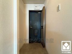 玄関扉はルーバー網戸付き。虫や視線をカットしながら風通しを確保できるので、夏場に涼しい風の取り込みや、湿気・においの排出にも重宝します。