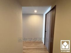 シンプルで洗練された玄関スペース。帰るたびにホッとできる、心地よい住まいの入り口。