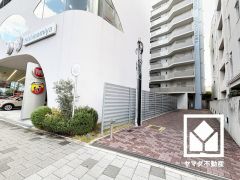 ショッピングセンター「エビスタ西宮」やショッピングモール「夙川グリーンタウン」まで徒歩10分など、大型商業施設も徒歩圏内に複数揃う立地です。