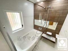 1日の疲れを癒す浴室でゆったりリフレッシュ。ナチュラルな木目調のアクセントパネルは落ち着いた雰囲気を演出してくれます。鏡が横長なので、お子様でも見やすく便利です。