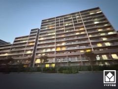 広々15.5帖のLDKが魅力。家族全員がリラックスできる、ゆったりとした快適リビングで温かい団らんの時間を。