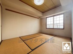 陽光がたっぷり差し込む洗練された和室。温かみのある畳のスッキリとしたデザインが、暮らしを心地よく彩ります。