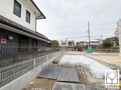徒歩1分の距離にはたいへん緑豊かな回遊式日本庭園風の「近松公園」がございます。春先からスイセンや梅林・桜、夏のアヤメや秋の紅葉など、一年を通して四季折々の自然が感じられる住環境です。