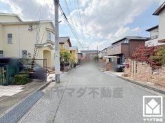 「関西スーパー大社店」まで徒歩8分、「ドラッグセガミ大社店」まで徒歩8分など、お買い物施設が徒歩圏内に複数あり便利な住環境です。