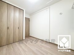 大きなクローゼット付きの洋室で整理整頓しやすいです。