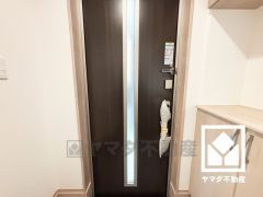 玄関は断熱ドアとなっております。室内へ出入りする熱の多くがドアからとなっており、断熱ドアを設置することで熱の出入りを抑止し、室内温度を安定させます。