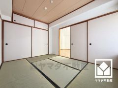 約6帖の和室です。リビングに隣接する続き間で、一体利用も可能です。子どもの遊び場、お昼寝スペース、時には書斎にも。開放的にも、落ち着いたプライベート空間にもなる和室の魅力をぜひ。