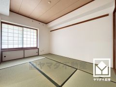 リビングに隣接する続き間で、一体利用も可能です。子どもの遊び場、お昼寝スペース、時には書斎にも。開放的にも、落ち着いたプライベート空間にもなる和室の魅力をぜひ。