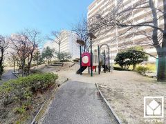 広々とした敷地内には遊具付きの公園や広場が多数整備されており、子育て世帯の方にもお勧めです。