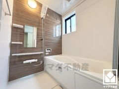 1日の疲れを癒す浴室でゆったりリフレッシュ。ナチュラルな木目調のアクセントパネルは落ち着いた雰囲気を演出してくれます。