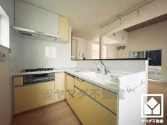 対面式キッチンなのでお料理中でもお子様の様子が分かって安心です。L型なので作業動線が最短距離で効率良く動けます。コーナー部分の作業スペースをより広く確保できているのも魅力です。