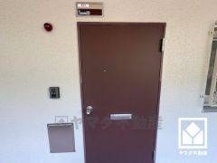 突然の来訪時でも安心なモニター付きインターホンを完備。お留守番中のお子様でも簡単に来訪者の確認ができます。