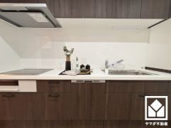 安全性と使いやすさを兼ね備えたIHクッキングヒーターで快適なキッチンライフ。お手入れもラクラクです。