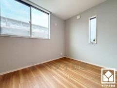 2面採光。明るい陽光がたっぷり差し込む心地よい生活空間です。