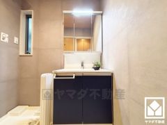 収納付きでスッキリお使い頂ける3面鏡の洗面台です。洗面ボウルが広めなので、忙しい朝でも身支度がしやすく時短になります。