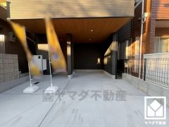 インナーガレージを普通乗用車1台分完備。重い荷物や雨の日の移動もスムーズで、快適なカーライフを実現。