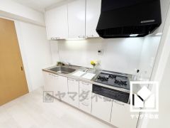 キッチンは空間を有効活用できる壁付けタイプ。使いやすさとデザイン性を両立。落ち着いたモノトーンテイストが魅力のシステムキッチンです。