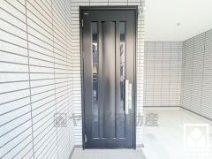 ドアのスリット窓から光が差し込み、外出時にも帰宅時にも、明るい気持ちになれる玄関です。