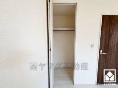 クローゼットは奥行きがあるので、収納力も申し分ありません。