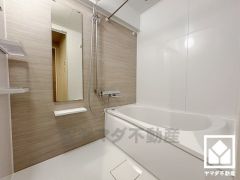 1日の疲れを癒す浴室でゆったりリフレッシュ。ナチュラルな木目調のアクセントパネルは落ち着いた雰囲気を演出してくれます。浴室乾燥暖房機付き。