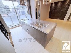 プライバシー・採光に配慮された広々17帖の2階リビングが魅力。家族全員がリラックスできる、ゆったりとした快適リビングで温かい団らんの時間を。