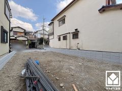 東側に藻川が流れており、中洲の川沿いには総延長10kmに及ぶサイクリングロード・遊歩道が整備されています。四季折々の自然を感じながら、サイクリングやジョギングなどの運動も楽しめる住環境です。