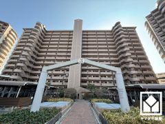 敷地内は木々が多く植えられていて、四季の移り変わりが感じられる緑豊かな景観です。