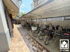 屋根付き駐輪場なので、雨や風、直射日光から自転車を守ることができます。