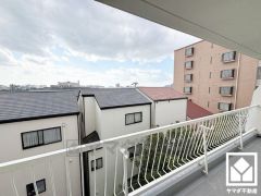 南向きバルコニーで陽当たり、風通し良好。広々としているため、お洗濯物をたっぷりと干す事ができます。