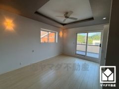 バルコニーにつながるお部屋で、通風・陽当たり良好。
