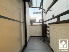 南向きバルコニーで陽当たり、風通し良好。たっぷりの洗濯物も気持ちよく乾きます。屋根付きなので急な雨の日も安心ですね。