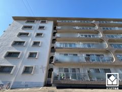 「デイリーヤマザキ稲葉荘1丁目店」まで徒歩6分、「グルメシティ西大島店」まで徒歩8分、「キリン堂尼崎大庄北店」まで徒歩10分など、お買い物施設が徒歩圏内に複数あり便利な住環境です。