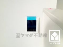 突然の来訪時でも安心なモニター付きインターホンを完備。お留守番中のお子様でも簡単に来訪者の確認ができます。