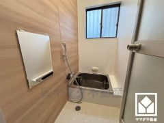 1日の疲れを癒す浴室でゆったりリフレッシュ。ナチュラルな木目調のアクセントパネルは落ち着いた雰囲気を演出してくれます。小窓が付いているので明るく、こもりがちな湿気もすぐ取り除くことができます。