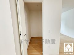 リビングにも収納スペースがあり、住空間を広々お使いいただけます。日用品のストックなどもすっきり片付きます。