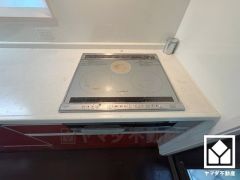 安全性と使いやすさを兼ね備えたIHクッキングヒーターで快適なキッチンライフ。お手入れもラクラクです。