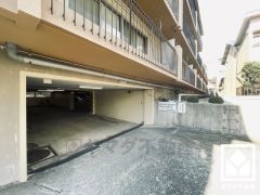 「セブンイレブン尼崎園田学園前店」まで徒歩4分、「ウエルシア尼崎南塚口店」まで徒歩8分、「コープ塚口」まで徒歩9分など、他にも商業施設が複数あり、お買い物には困りません。