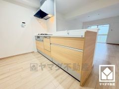 カウンターキッチンなので配膳や片付けがしやすく、お料理中でもお子様の様子が分かって安心です。