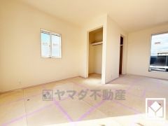 間仕切り壁施工後は約5.5帖と約5.25帖の洋室としてお使いいただけます。どちらもバルコニーに面したウォークインクローゼット付きのお部屋となっています。