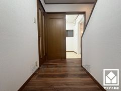 シンプルで洗練された玄関スペース。帰るたびにホッとできる、心地よい住まいの入り口。