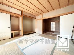 炉を備えた約8帖の本格的な和室です。客間としても十分な広さがございます。