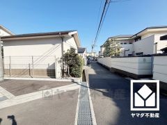 開発分譲地ですので区画の整った街並みです。同じ時期に生活をスタートするご家族が多いため、困ったときにも心強いですね。