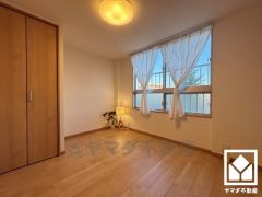 約5.4帖の洋室です。大きな窓からは明るい光が降り注ぎます。柔らかな光が差し込むお部屋で、快適で落ち着いた生活をお送りいただけます。