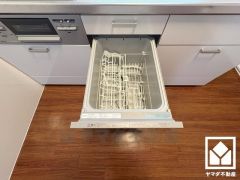 毎日の家事の負担を軽減でき、水道代の節約にもなる食器洗乾燥機付き。