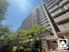 陽光に映える美しい外観。街並みに馴染みながらも、ひときわ目を引く存在感。