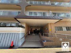 広々とした明るいエントランス。綺麗に整備されており、帰宅時や来客時にも気持ちの良い空間です。