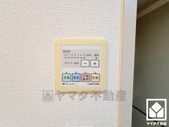 浴室暖房乾燥機付き。真冬の寒い浴室を暖かく、また雨の日の洗濯物の乾燥にと多用途に活躍する機能です。