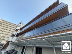 居住者専用シャトルバスが毎日運行されており、近隣スーパーや駅へスムーズにアクセス可能です。（行先：いかり夙川店・関西スーパー・西宮渡辺病院・阪急「夙川」駅・阪急「西宮北口」駅・JR「芦屋」駅）