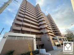 「夙川公園」のブランコやすべり台などの遊具が設置されたエリアまで徒歩4分。ゆったりとした広場やベンチが整備された公園が点在しており、子育て世帯の方にもお勧めです。