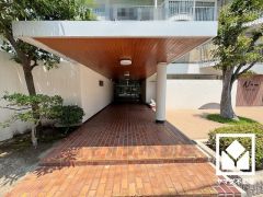 緑に囲まれたエントランスが、都会の喧騒を忘れさせる。自然と調和する、美しい迎賓空間。